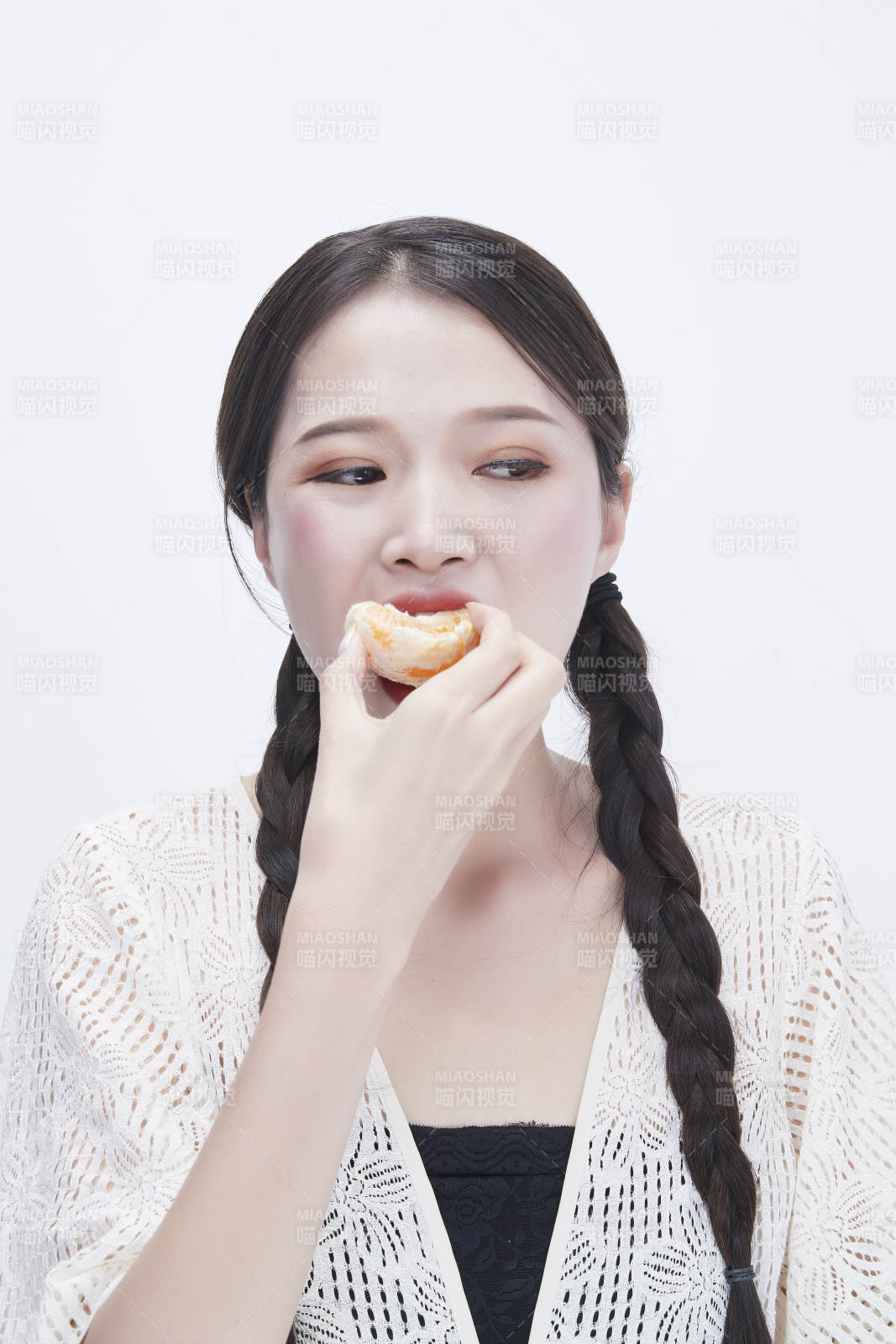 吃橙子被酸到的身穿鏤空連衣裙可愛少女人像