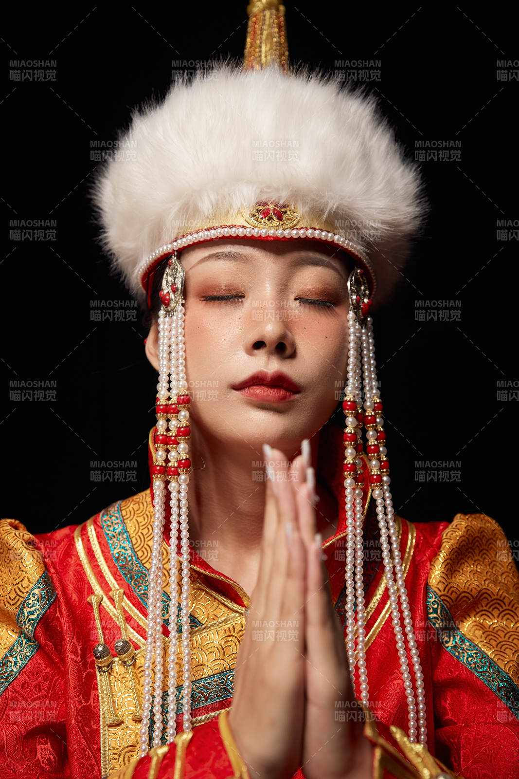 穿著蒙古族服飾的亞洲青年女性