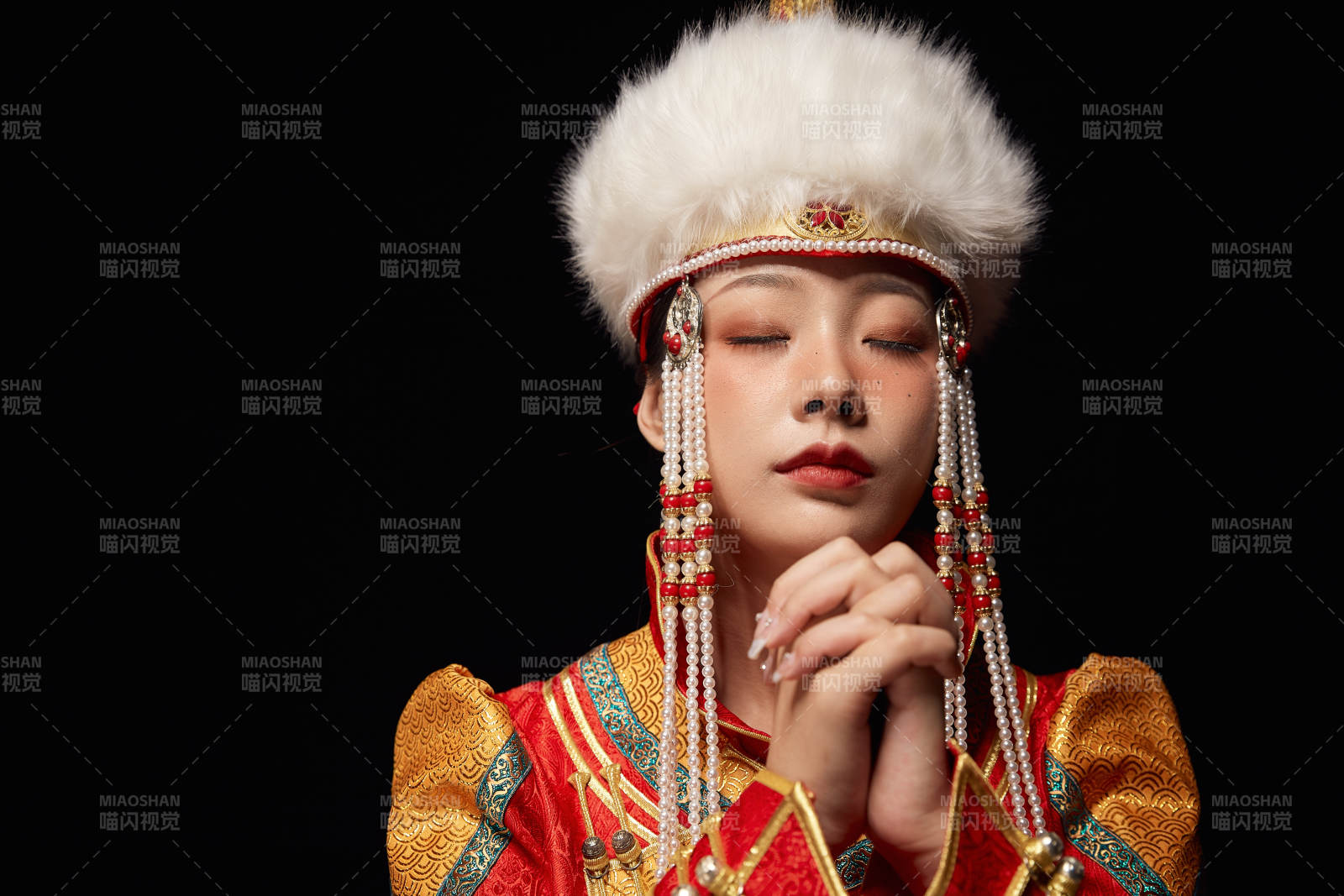 穿著蒙古族服飾的亞洲青年女性