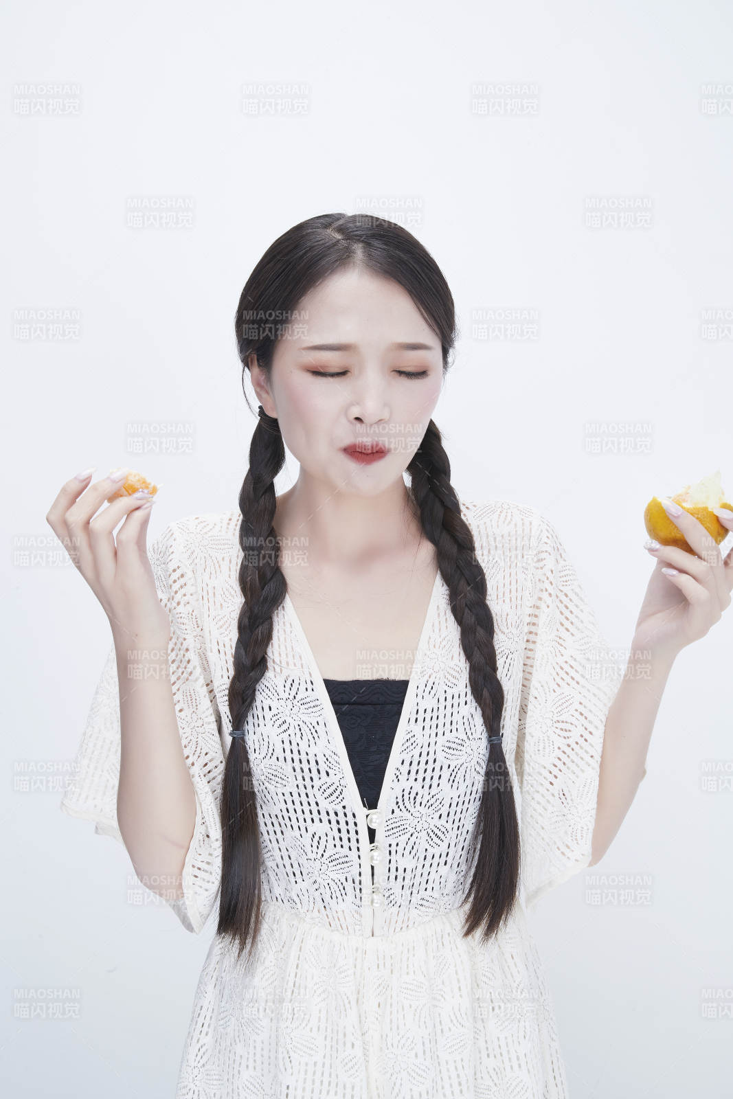 吃橙子被酸到的身穿鏤空連衣裙可愛少女人像