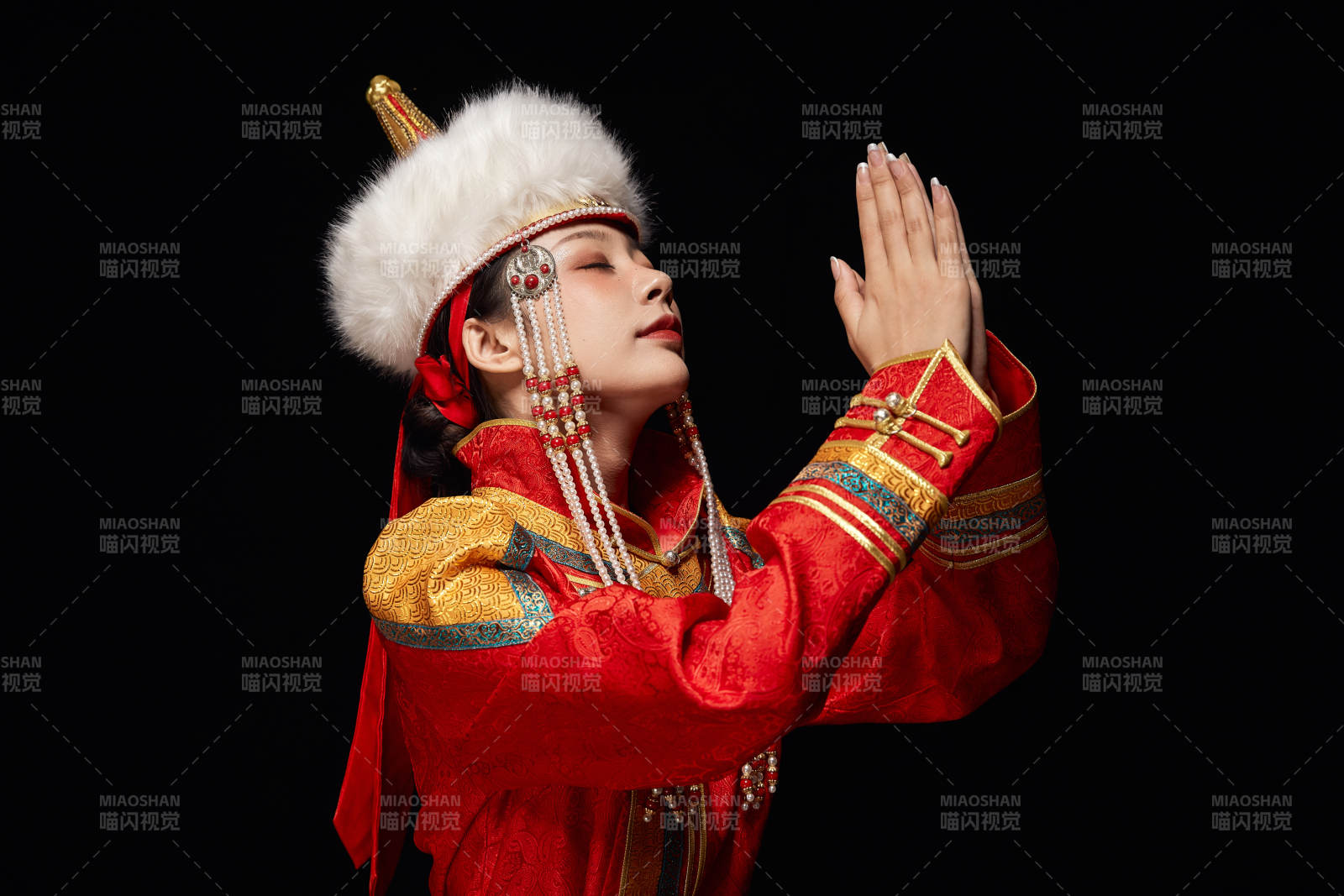 穿著蒙古族服飾的亞洲青年女性