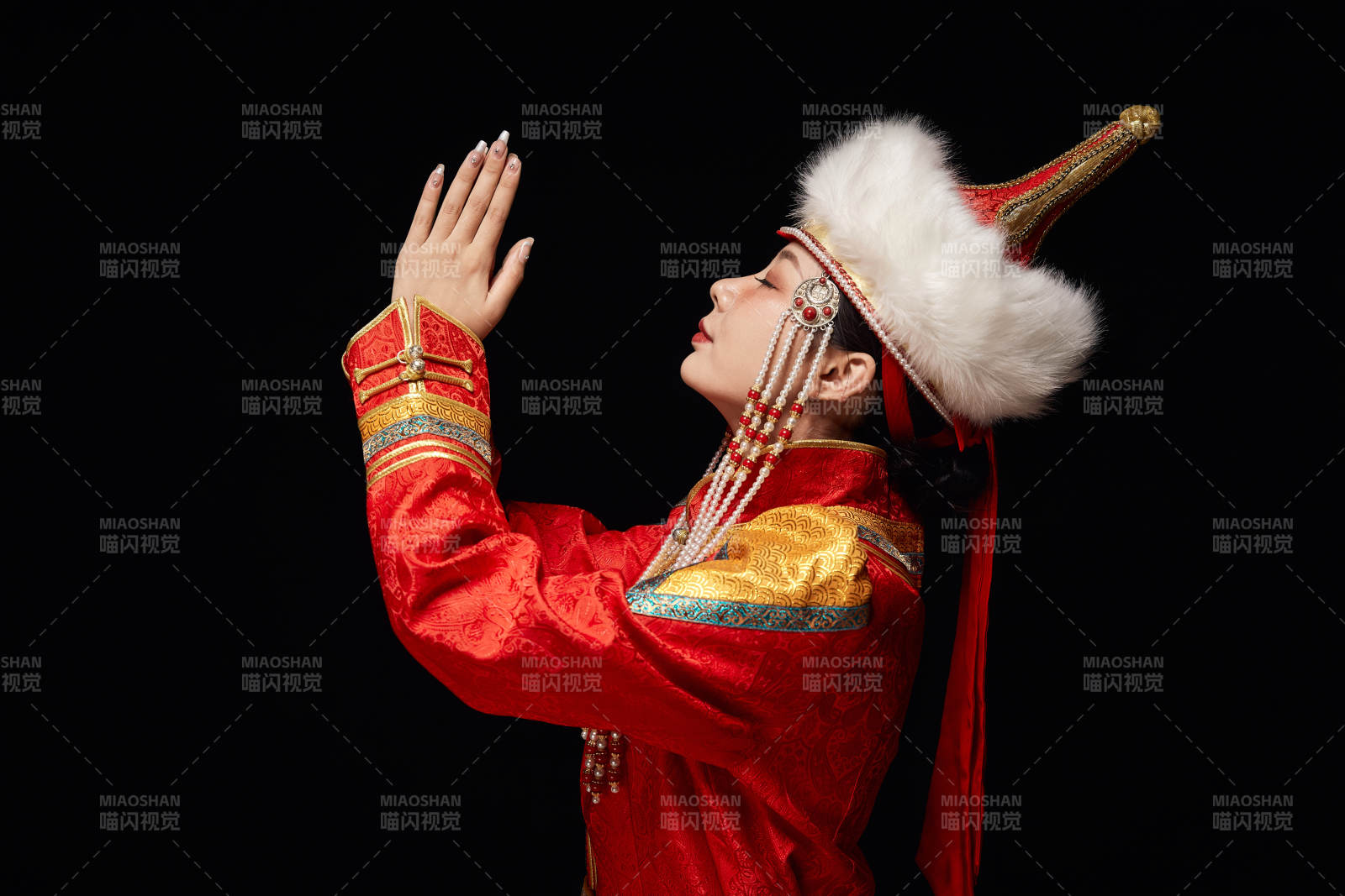 穿著蒙古族服飾的亞洲青年女性