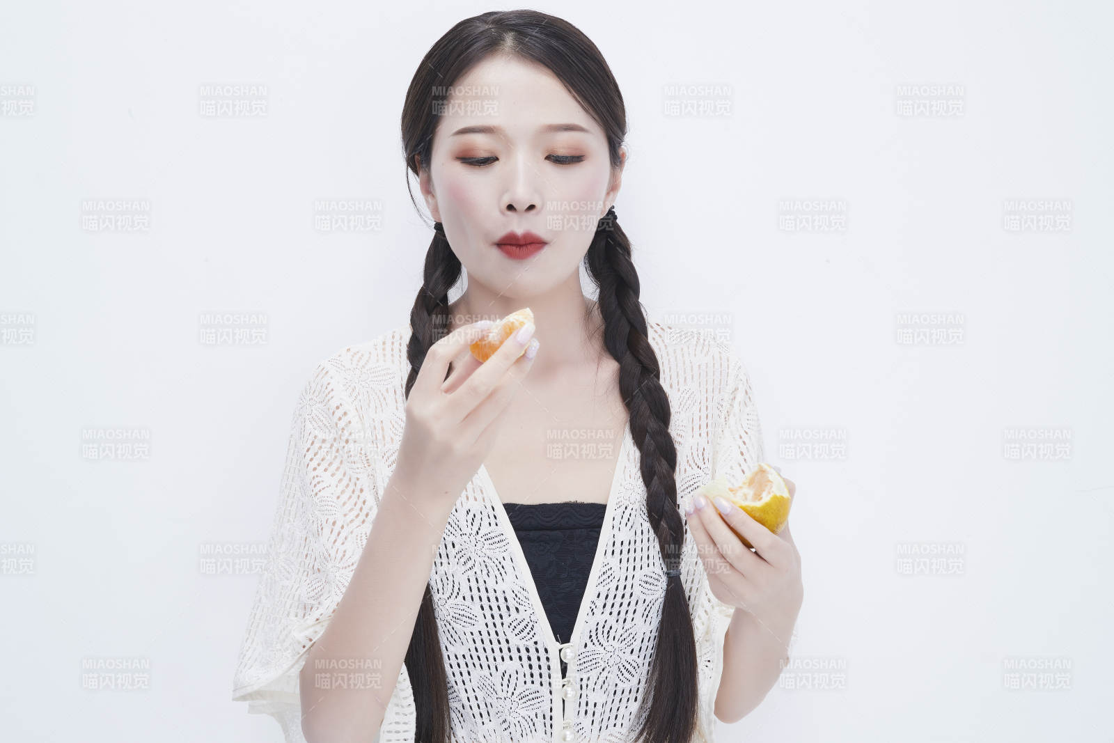 吃橙子被酸到的身穿鏤空連衣裙可愛少女人像