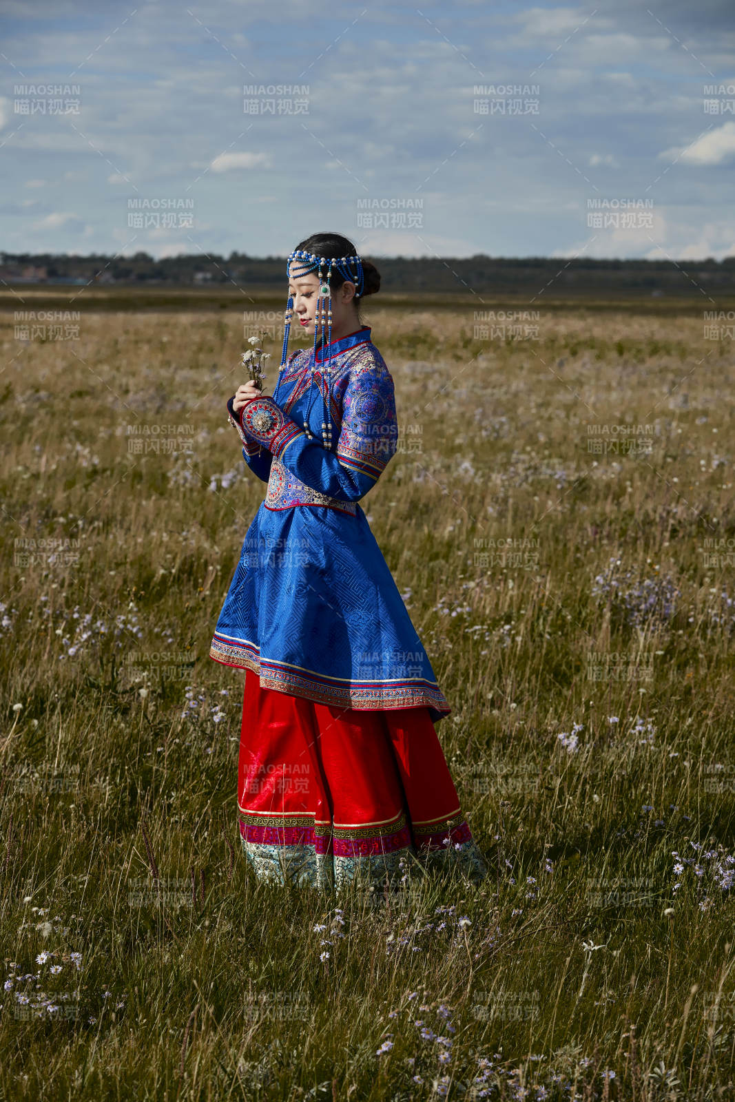草原上身穿豪華蒙古族服飾的蒙族少女