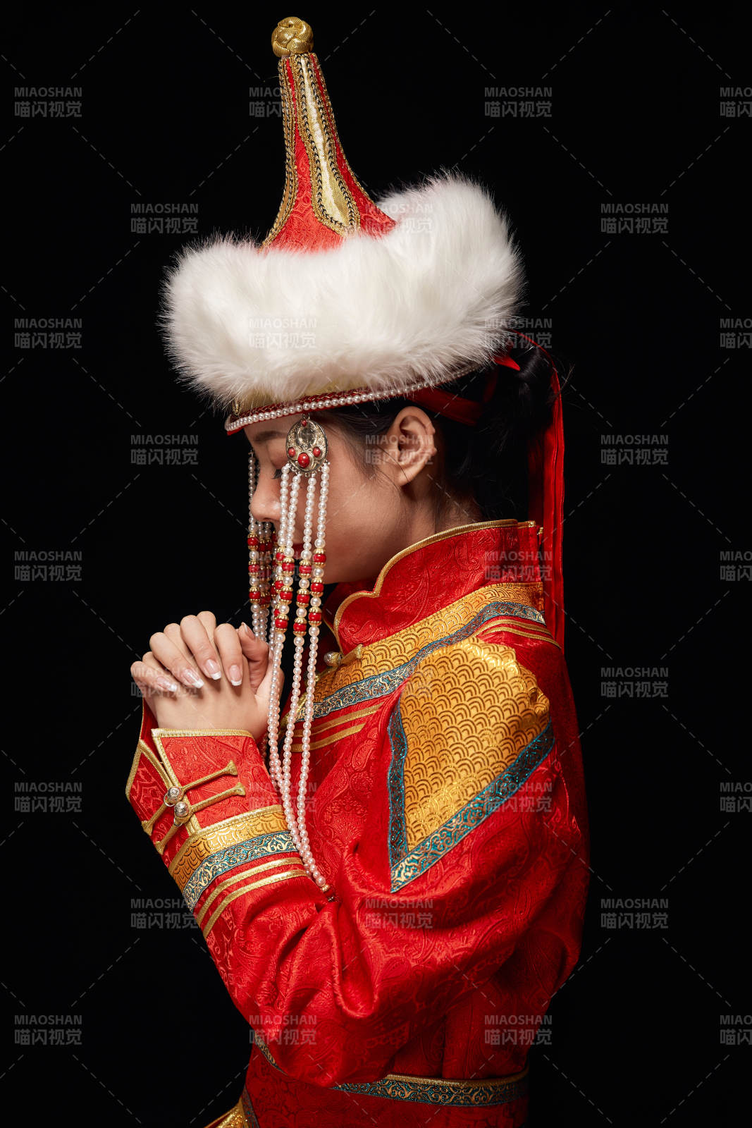 穿著蒙古族服飾的亞洲青年女性