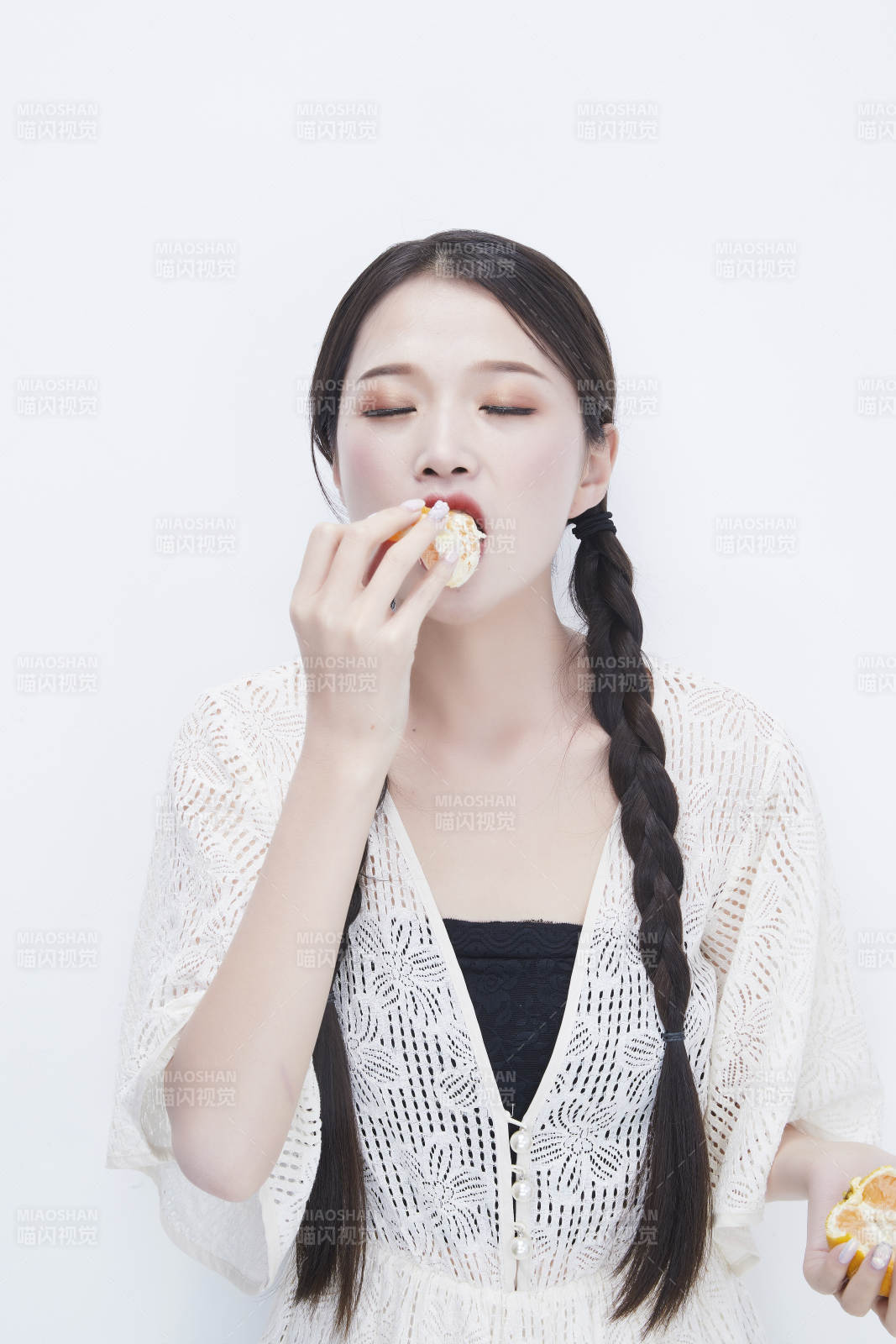 吃橙子被酸到的身穿鏤空連衣裙可愛(ài)少女人像