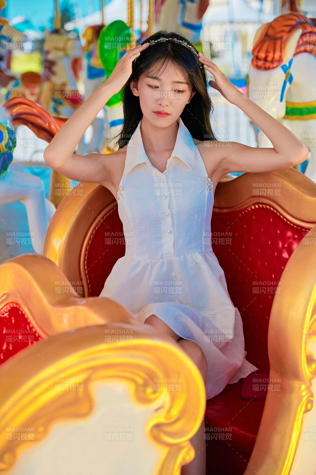 在游樂園坐旋轉木馬的可愛少女