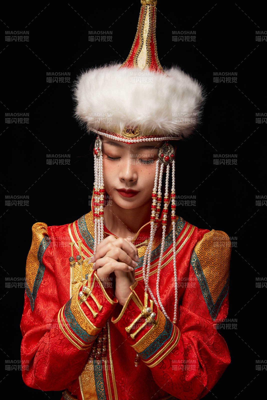 穿著蒙古族服飾的亞洲青年女性