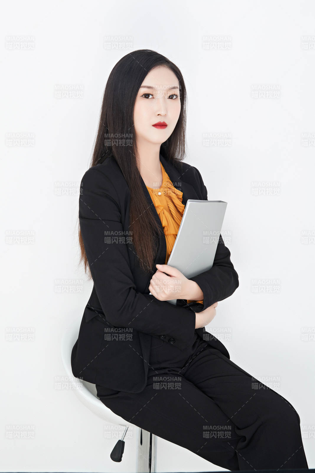 白色背景下的美丽商务女性肖像