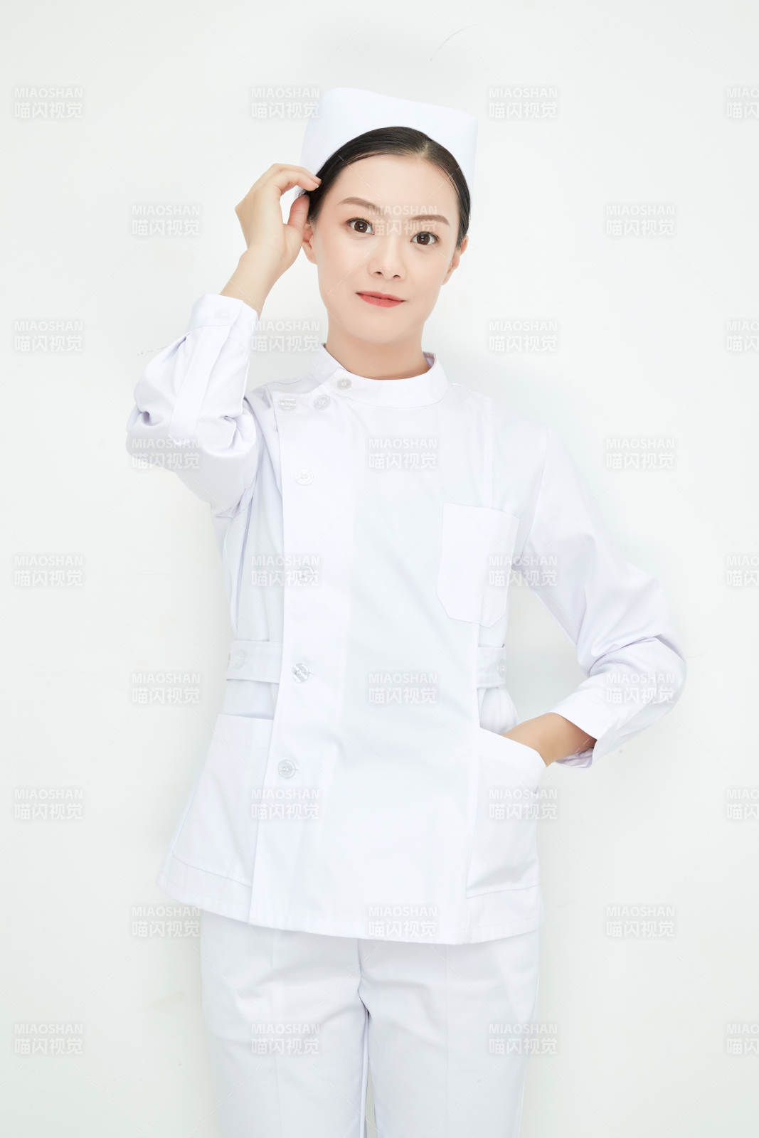 身穿護士的年輕女性醫護人員