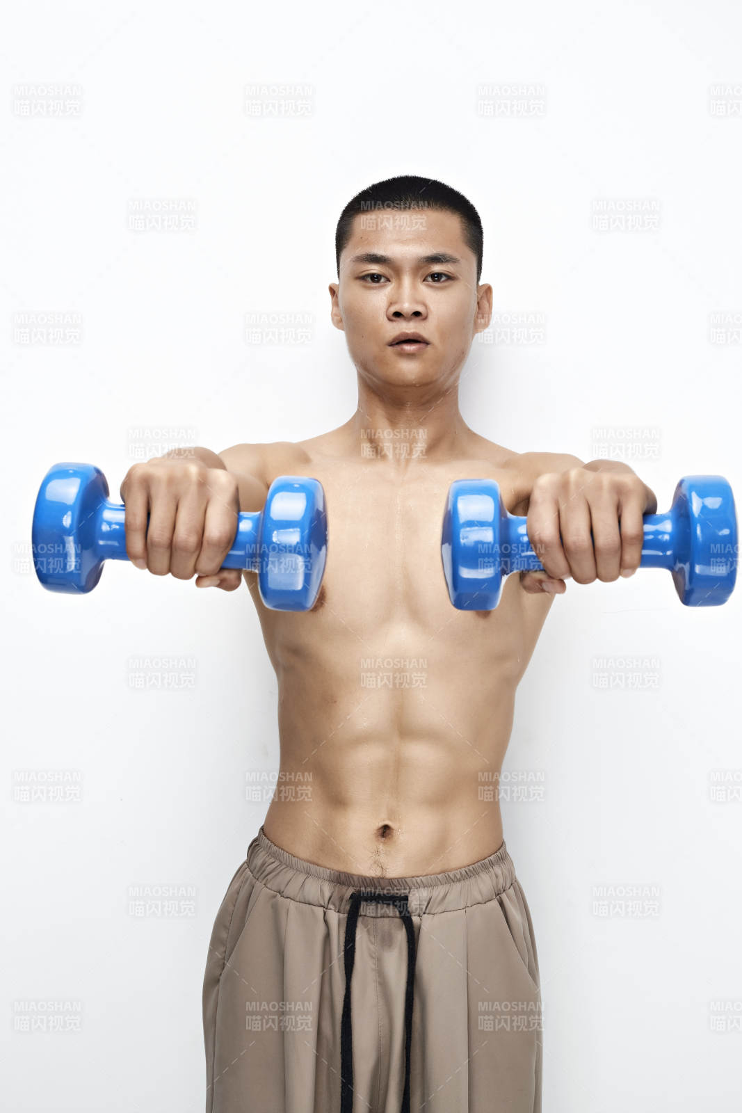 使用啞鈴進行健身鍛煉的亞洲男性