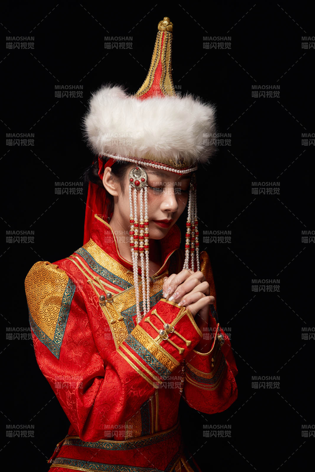 穿著蒙古族服飾的亞洲青年女性