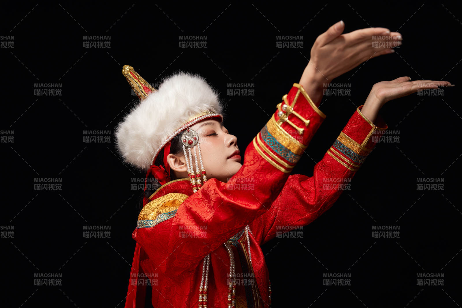 穿著蒙古族服飾的亞洲青年女性