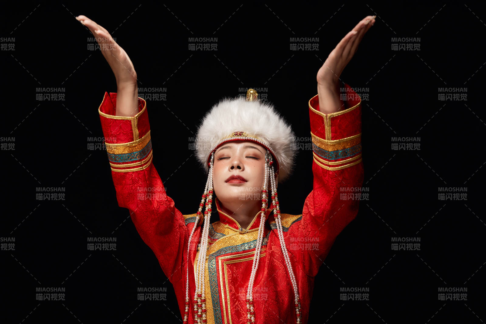 穿著蒙古族服飾的亞洲青年女性