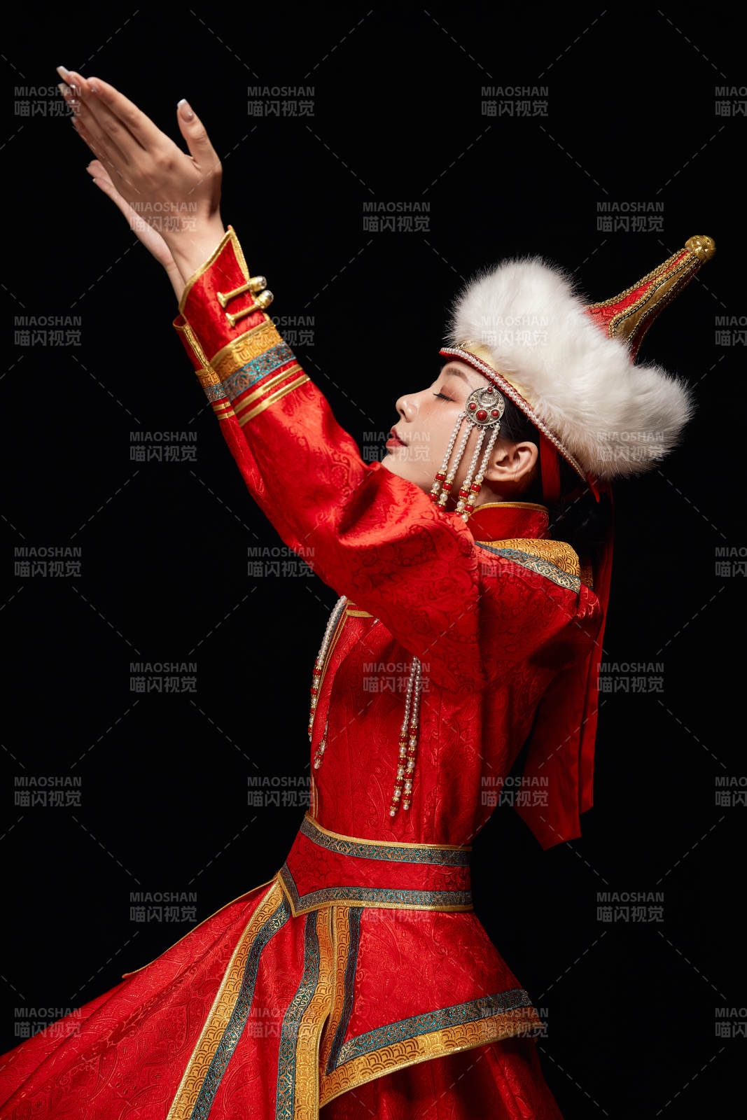 穿著蒙古族服飾的亞洲青年女性