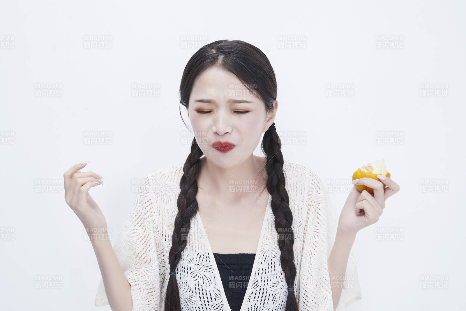 吃橙子被酸到的身穿鏤空連衣裙可愛少女人像