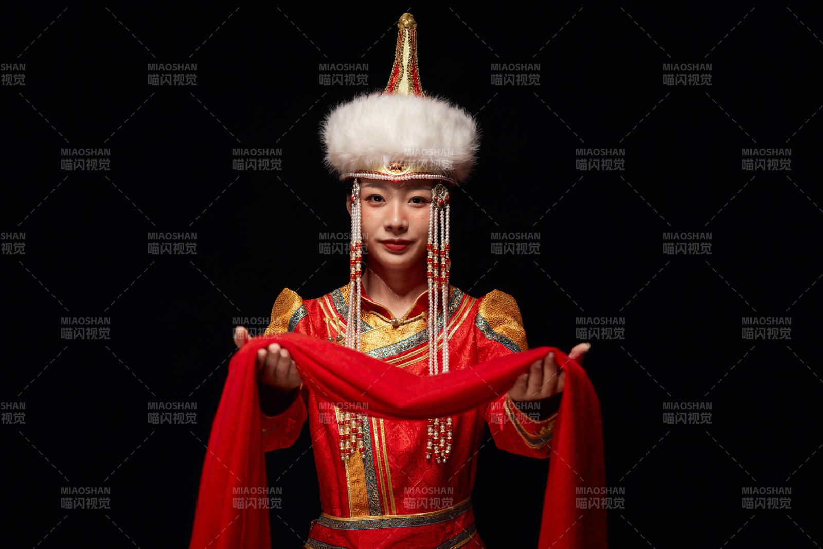 穿著蒙古族服飾的亞洲青年女性