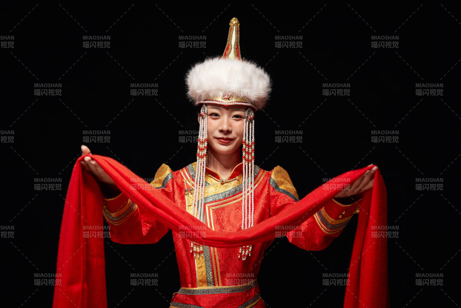 穿著蒙古族服飾的亞洲青年女性