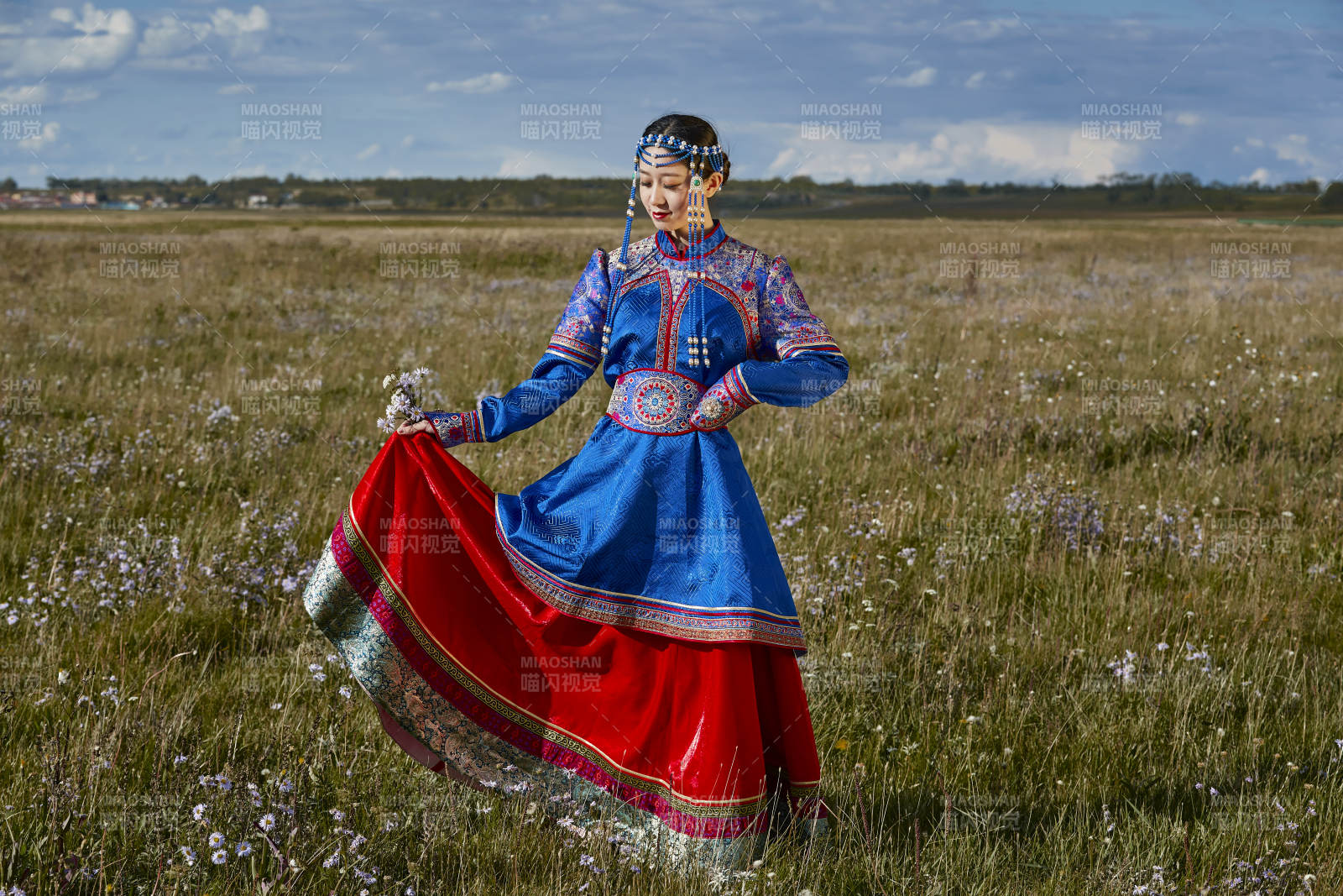 草原上身穿豪華蒙古族服飾的蒙族少女