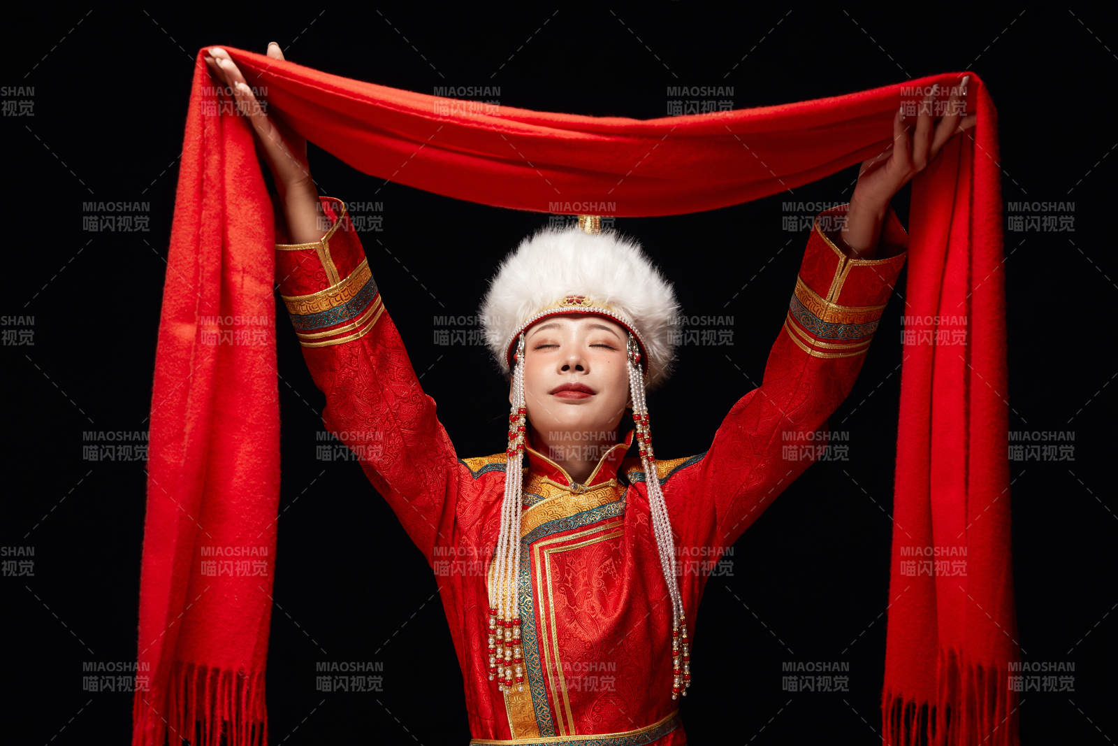 穿著蒙古族服飾的亞洲青年女性