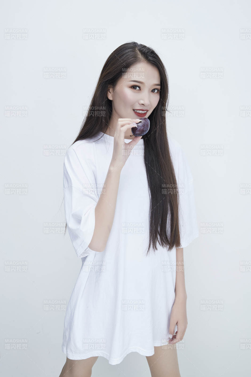吃西梅的身穿白色長T血襯衫的長發少女人像