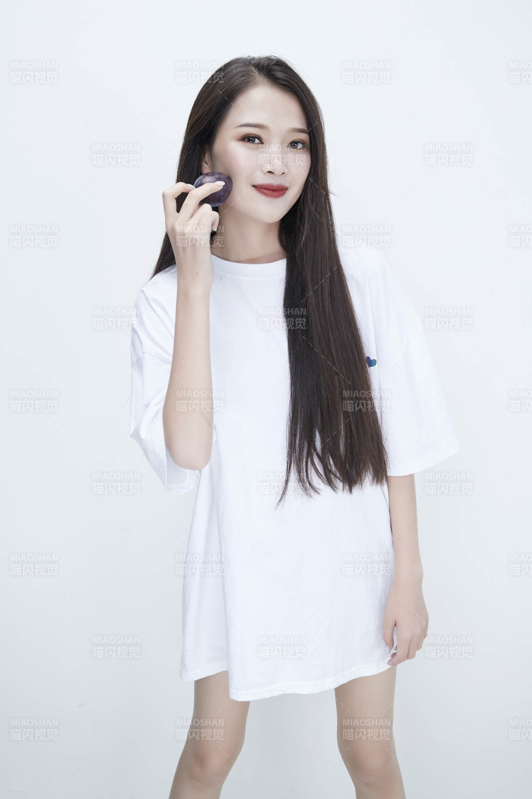 吃西梅的身穿白色長T血襯衫的長發少女人像