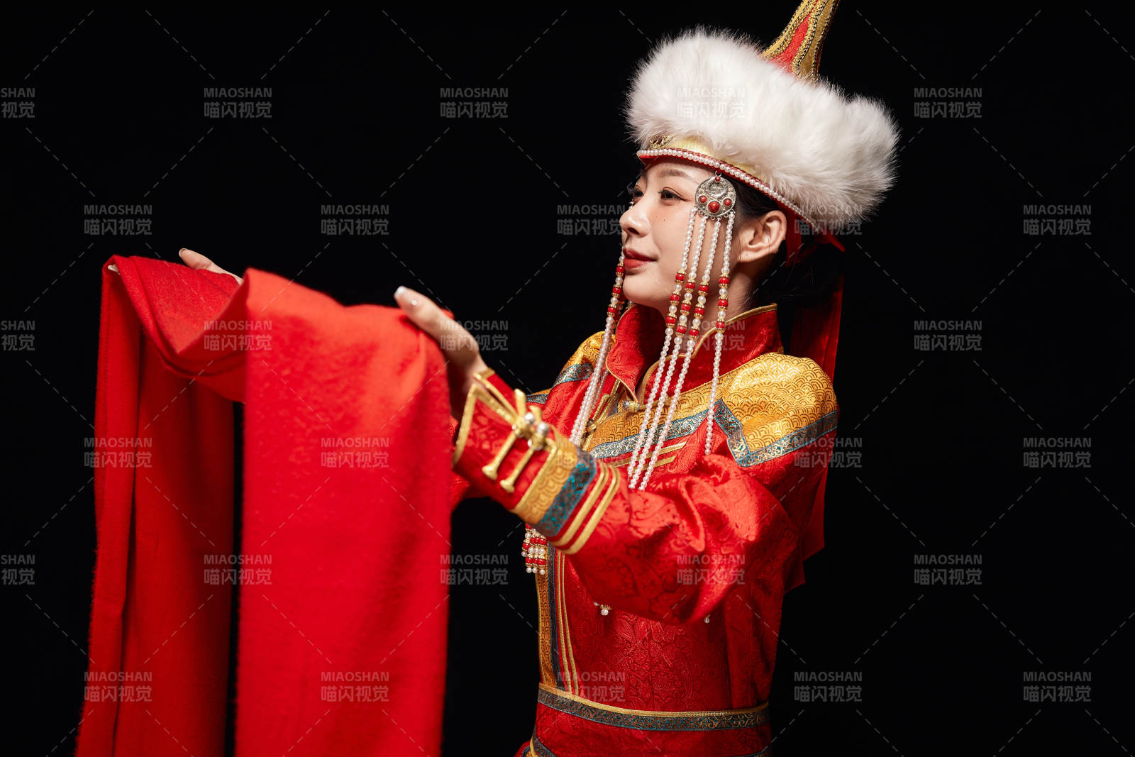 穿著蒙古族服飾的亞洲青年女性