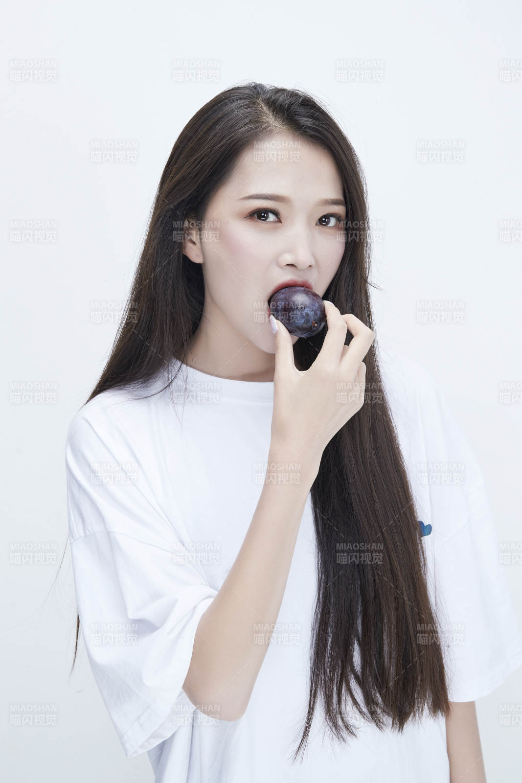 吃西梅的身穿白色長T血襯衫的長發(fā)少女人像