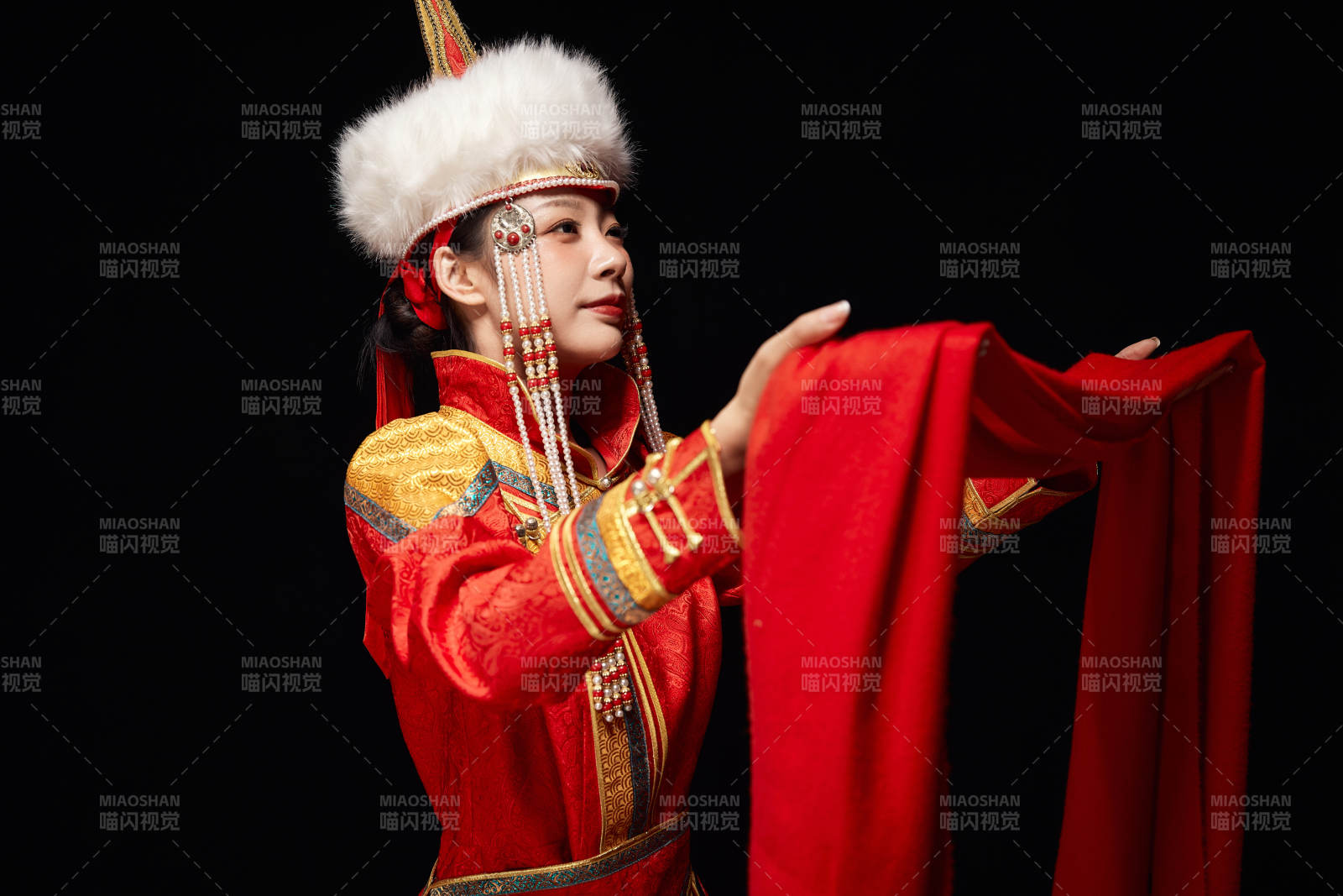 穿著蒙古族服飾的亞洲青年女性