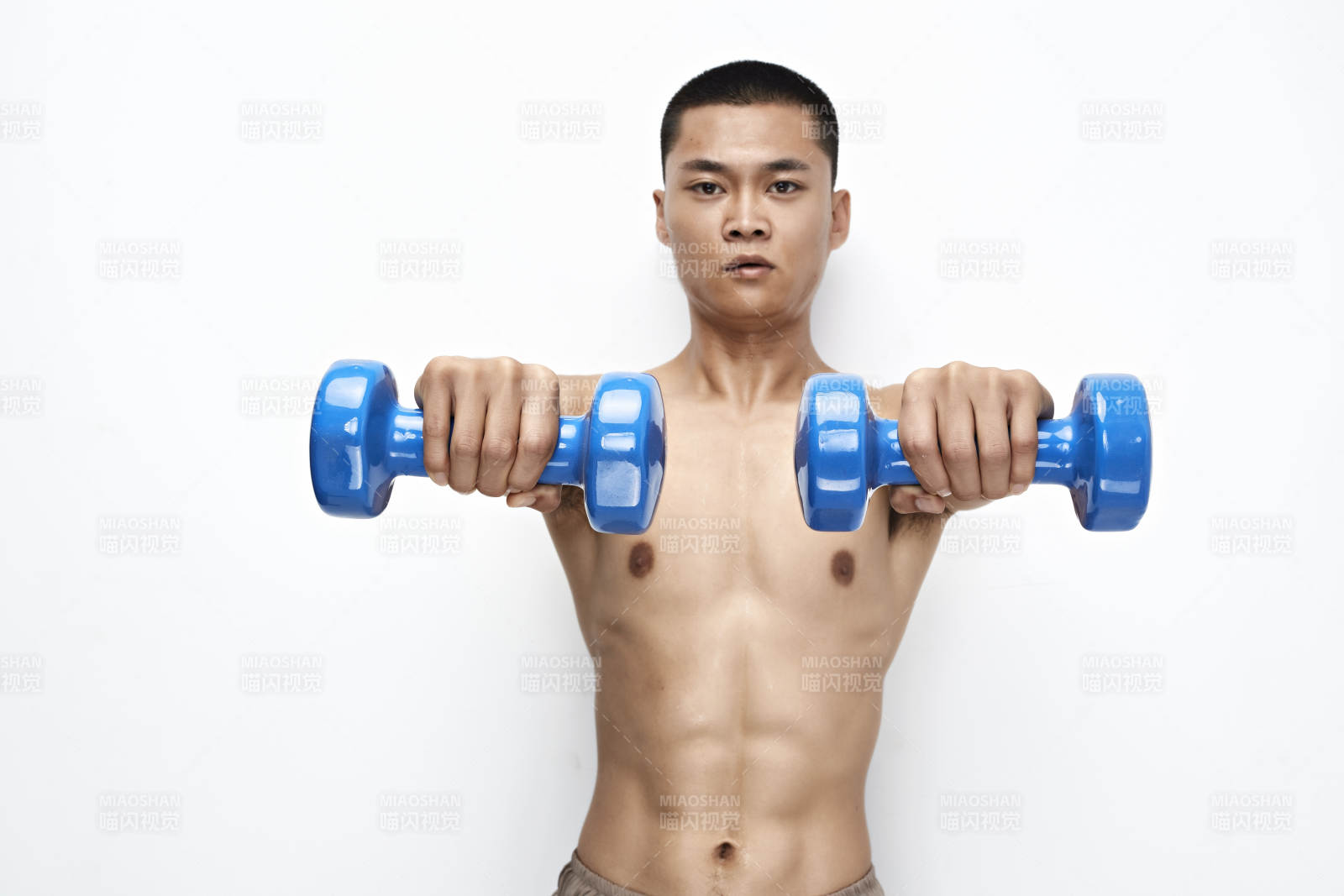 使用啞鈴進(jìn)行健身鍛煉的亞洲男性