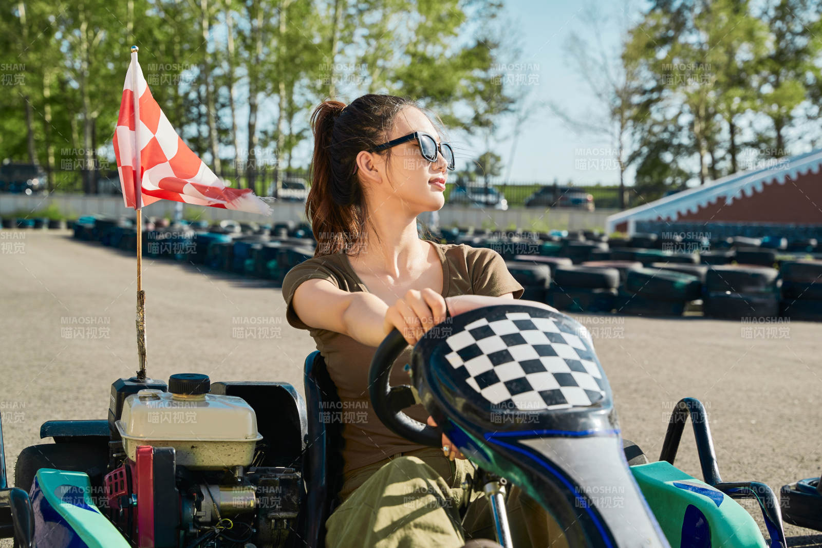 在游樂場卡丁賽道上駕駛卡丁車的美女