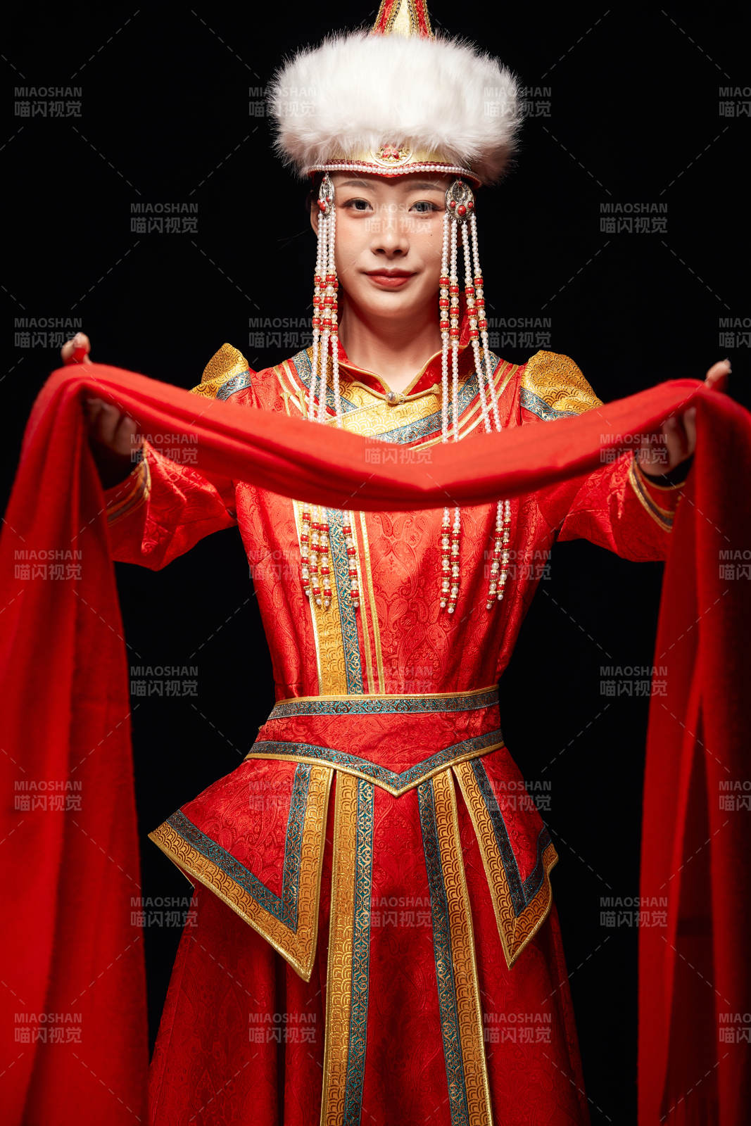 穿著蒙古族服飾的亞洲青年女性