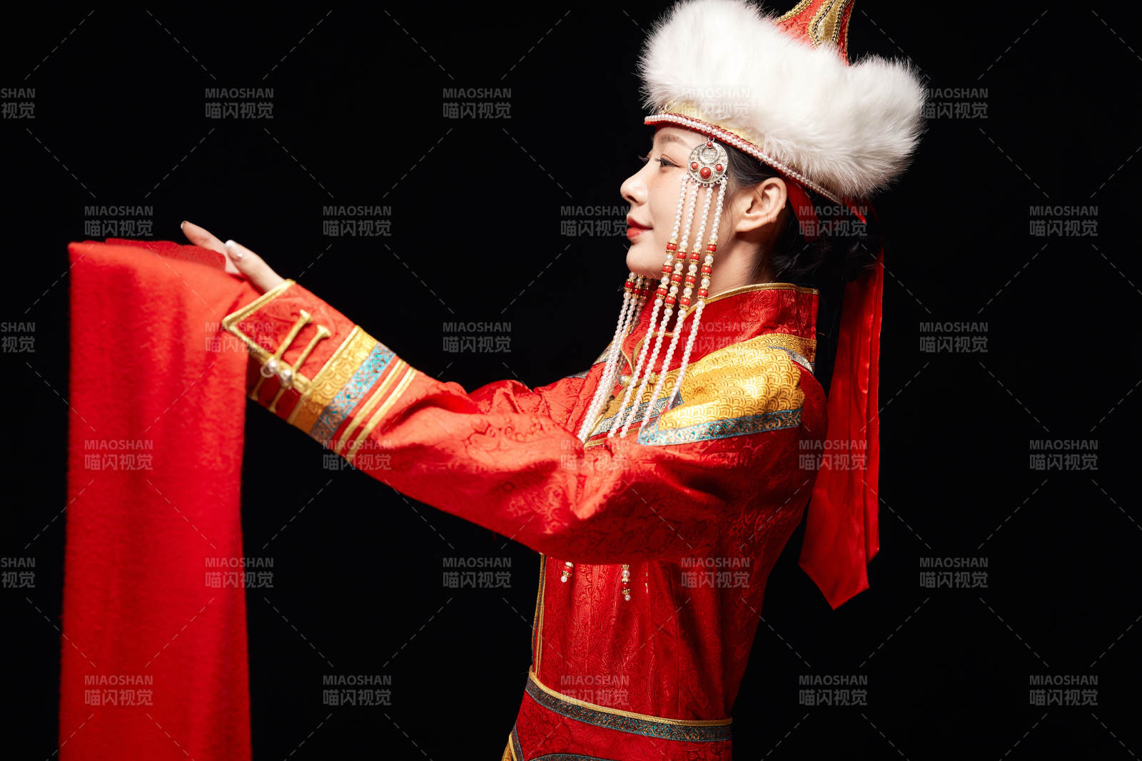 穿著蒙古族服飾的亞洲青年女性