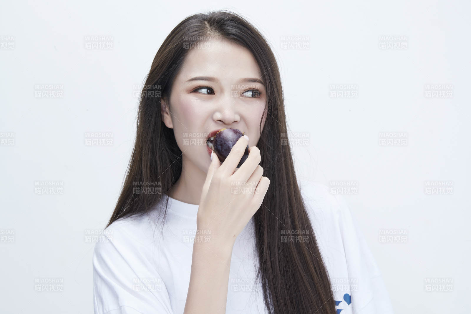 吃西梅的身穿白色長(zhǎng)T血襯衫的長(zhǎng)發(fā)少女人像