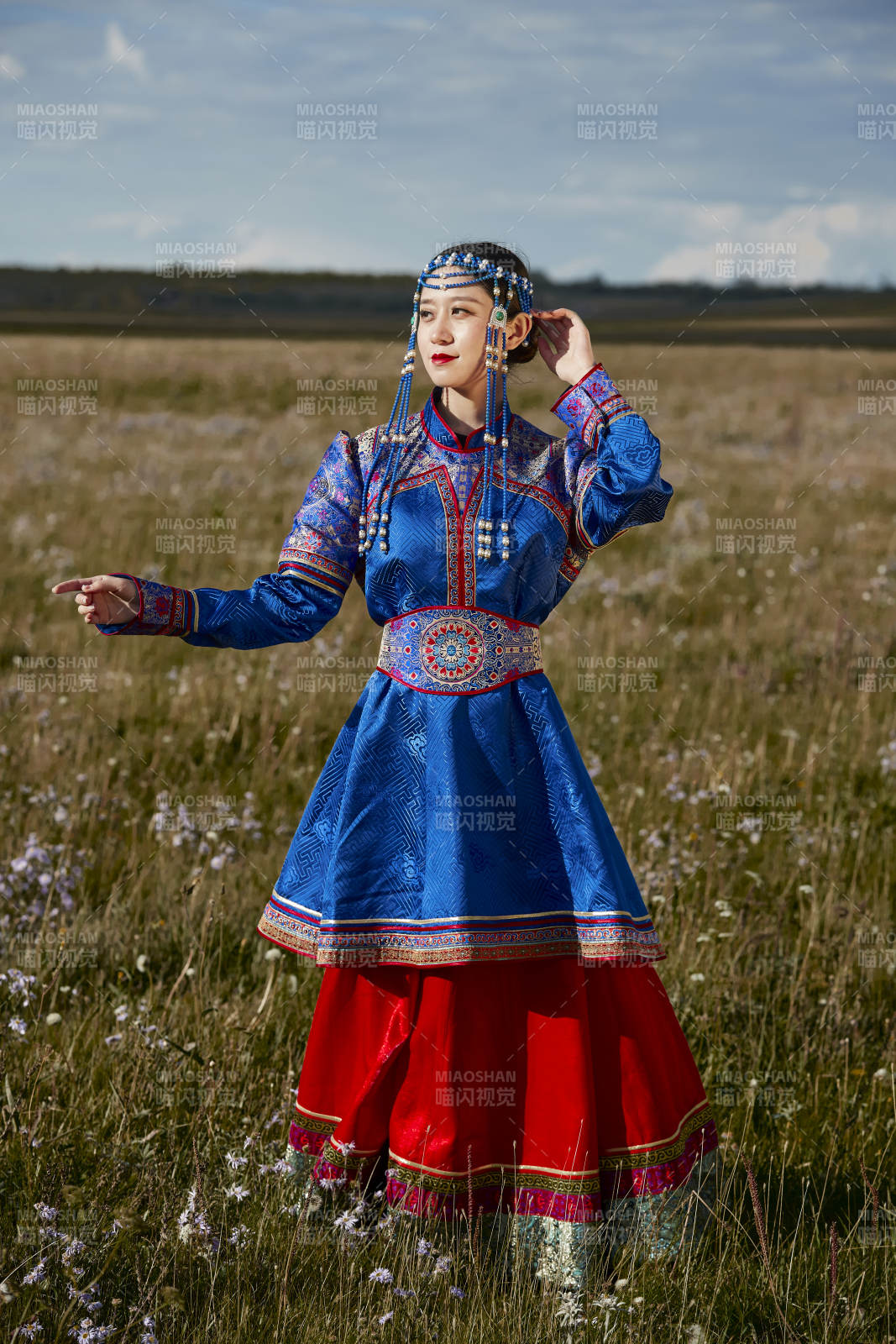 草原上身穿豪華蒙古族服飾的蒙族少女