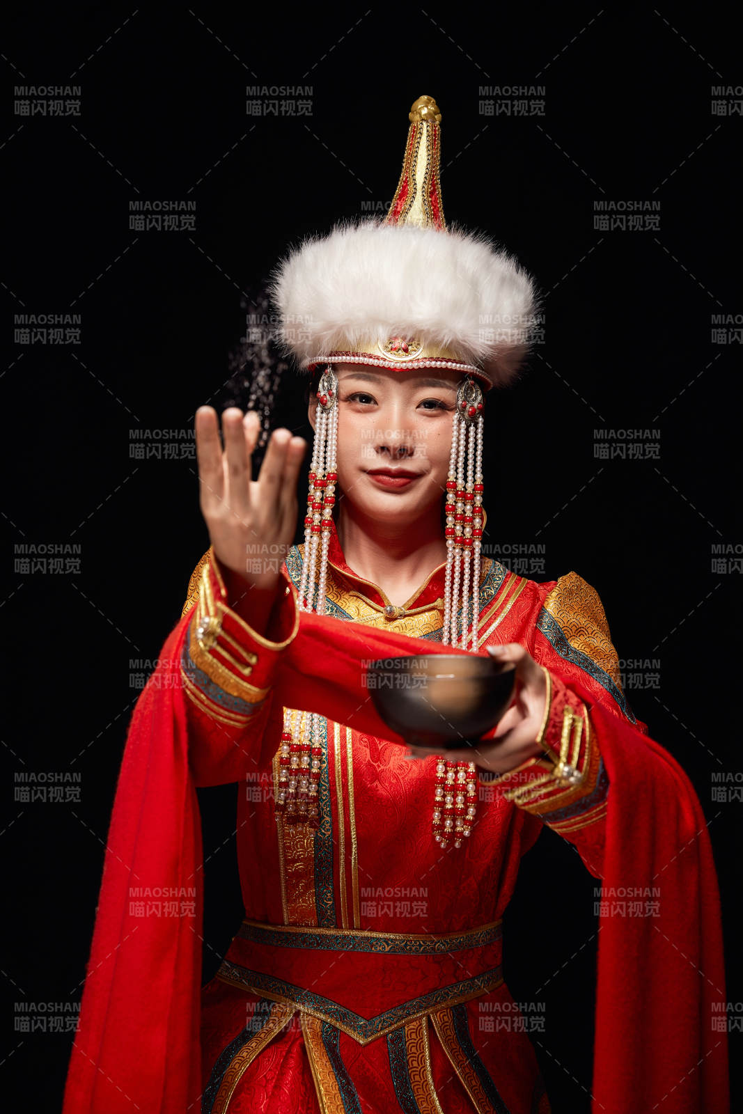 穿著蒙古族服飾的亞洲青年女性