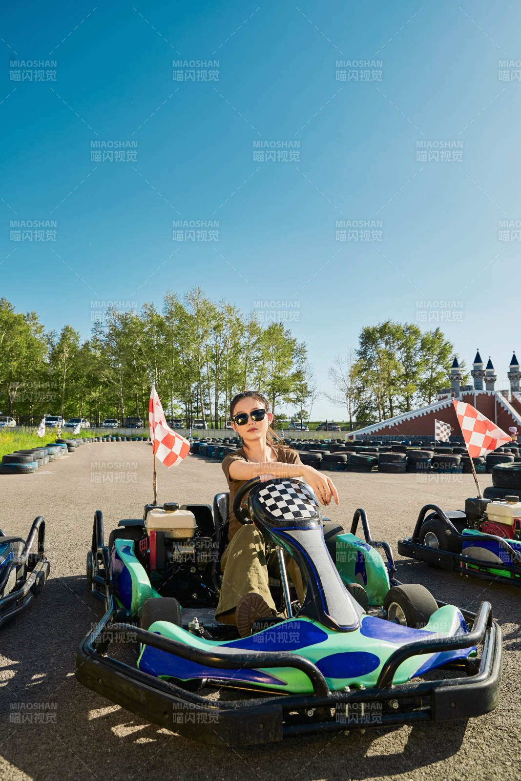 在游樂場卡丁賽道上駕駛卡丁車的美女