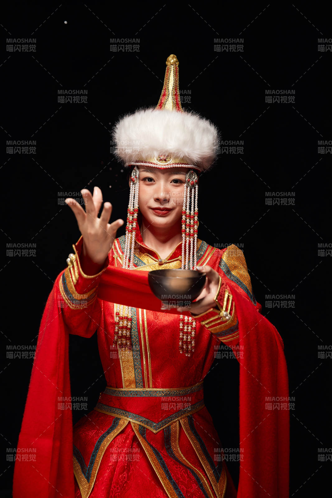 穿着蒙古族服饰的亚洲青年女性