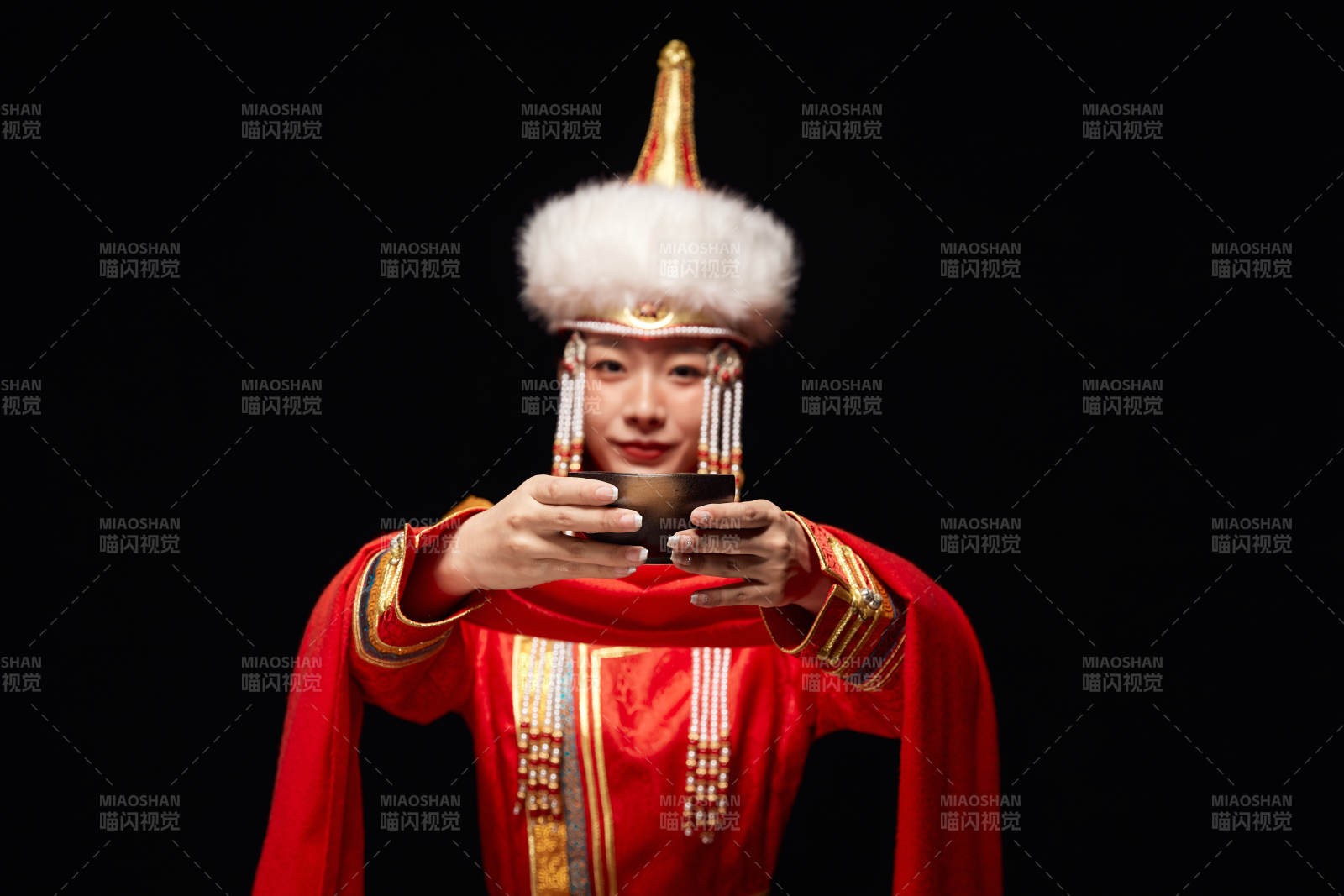 穿著蒙古族服飾的亞洲青年女性