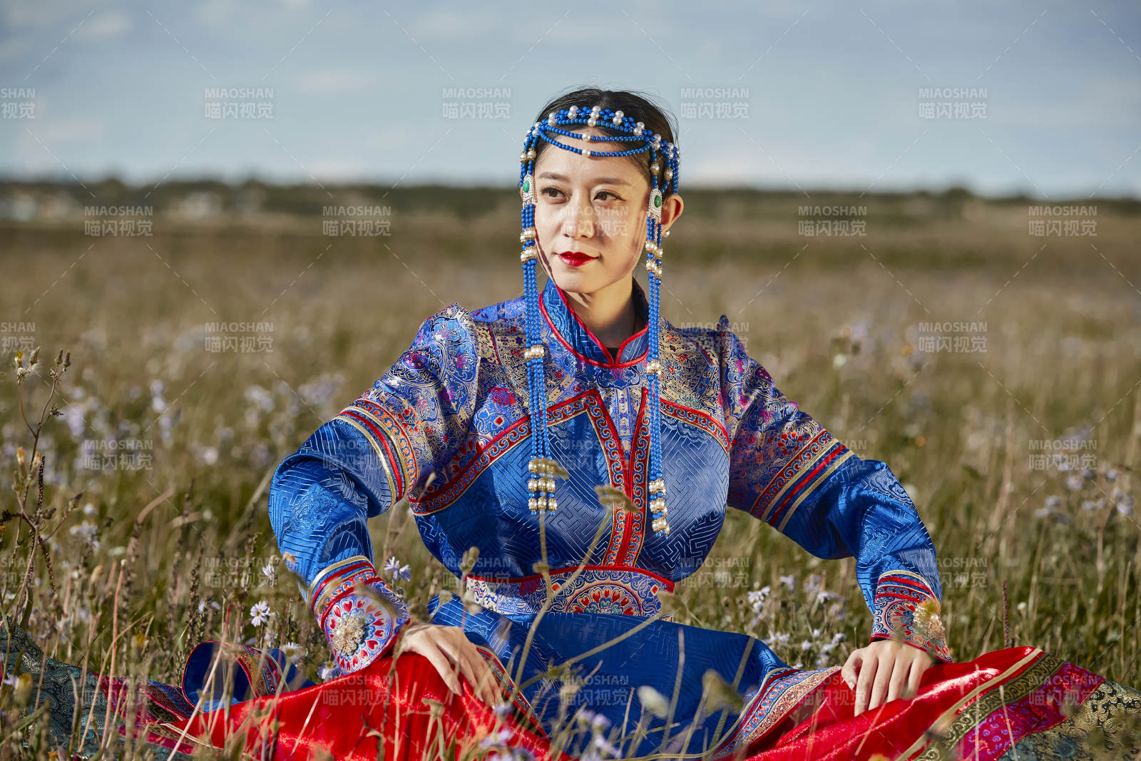 草原上身穿豪華蒙古族服飾的蒙族少女