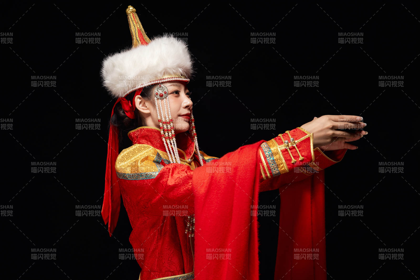 穿著蒙古族服飾的亞洲青年女性