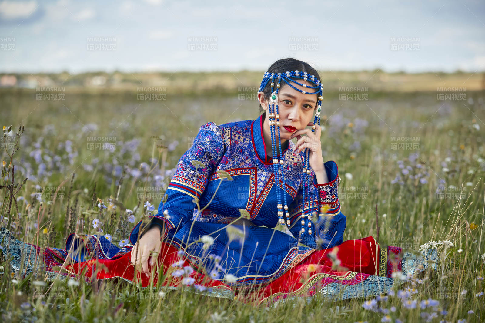 草原上身穿豪華蒙古族服飾的蒙族少女