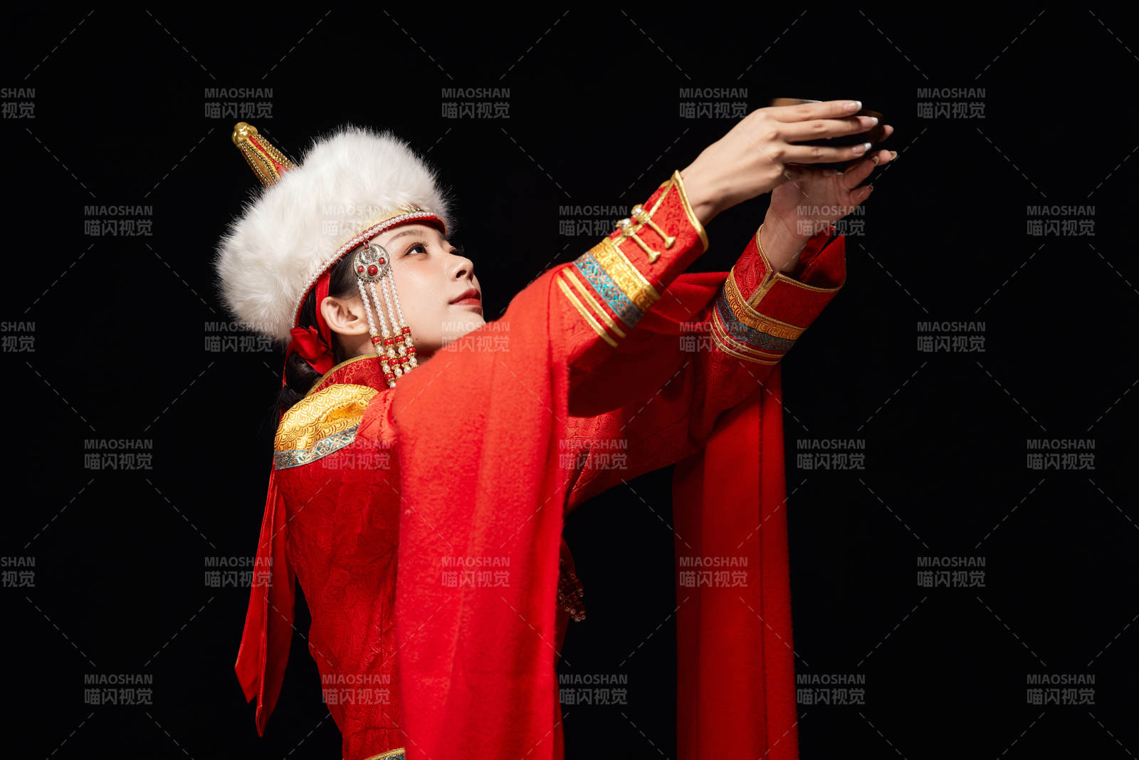 穿著蒙古族服飾的亞洲青年女性