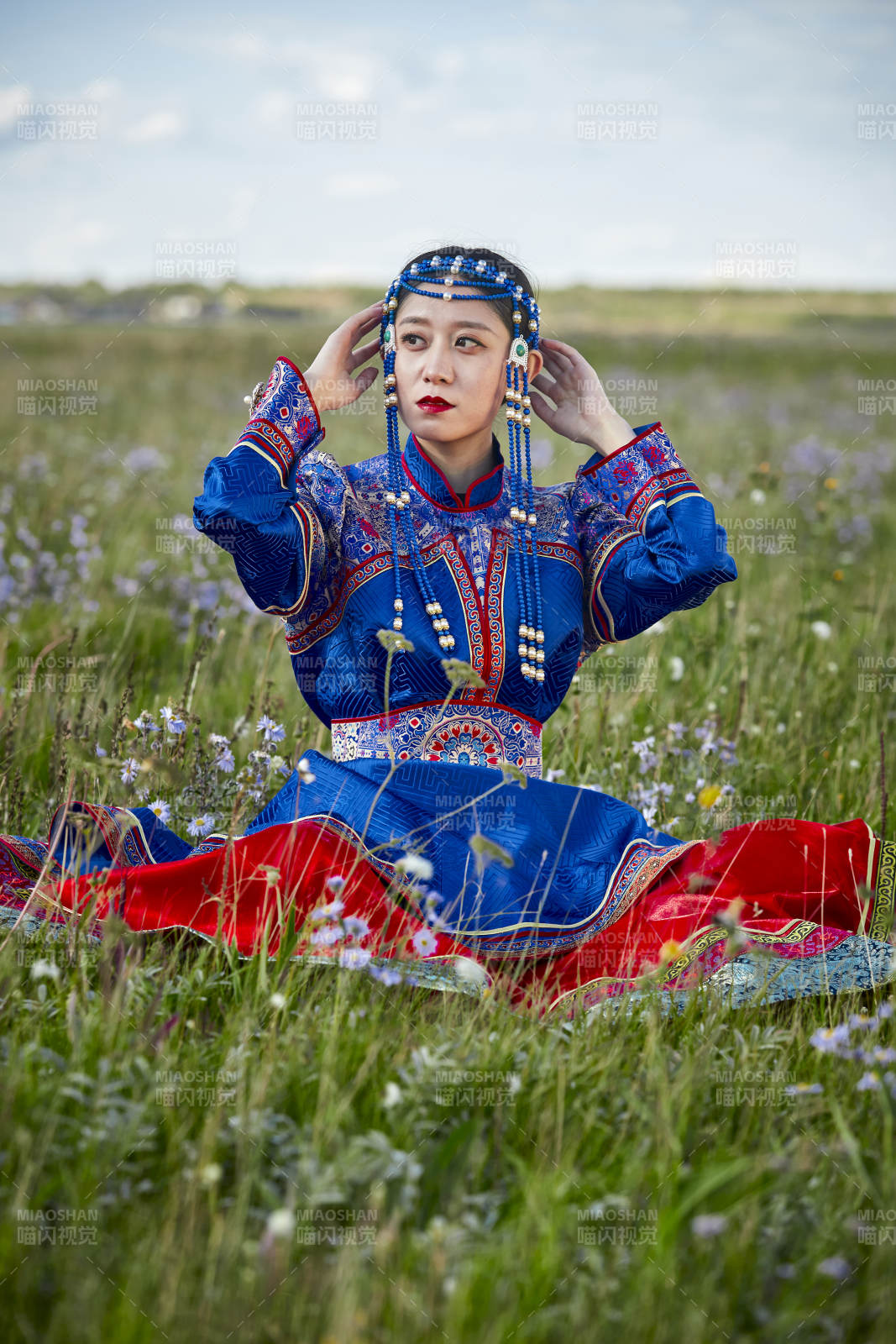 草原上身穿豪華蒙古族服飾的蒙族少女