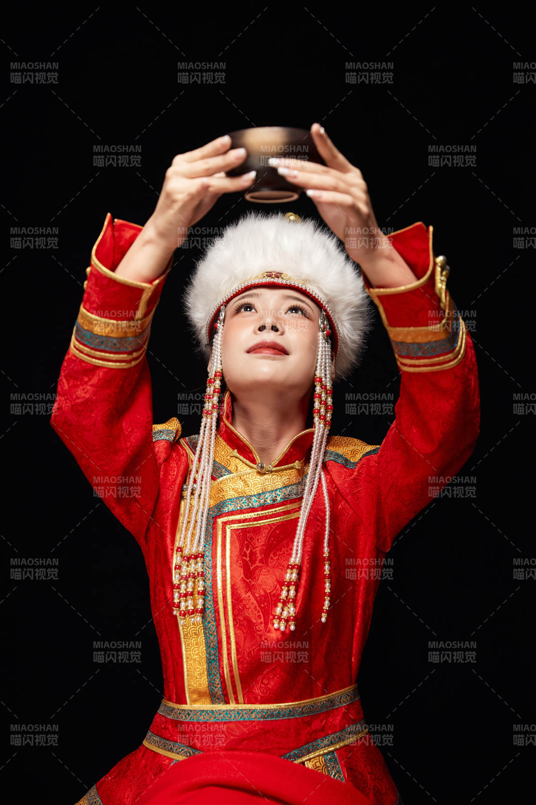 穿著蒙古族服飾的亞洲青年女性