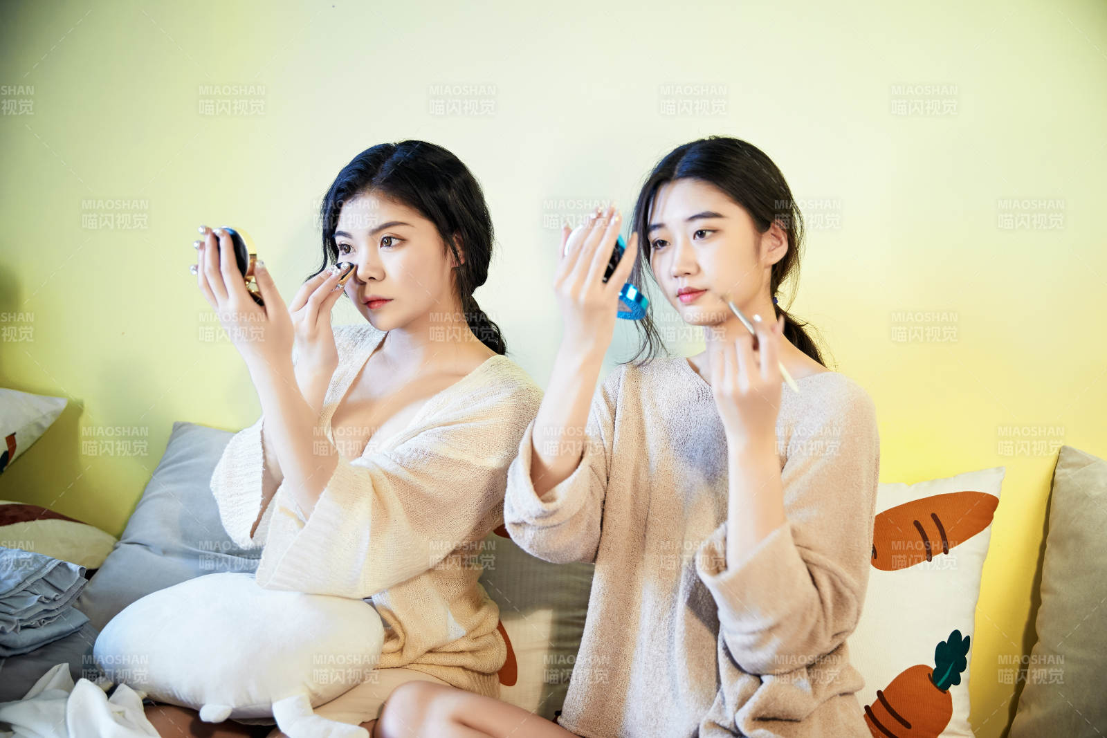 坐在床上化妝玩耍的倆位美女