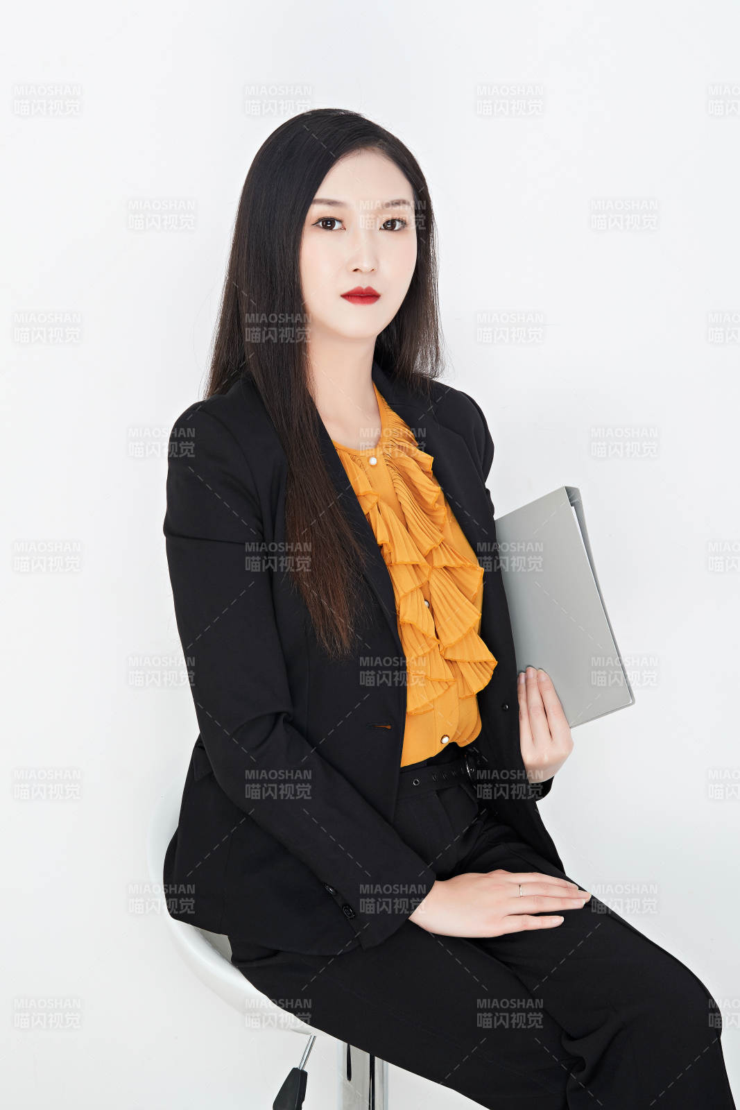 白色背景下的美麗商務女性肖像