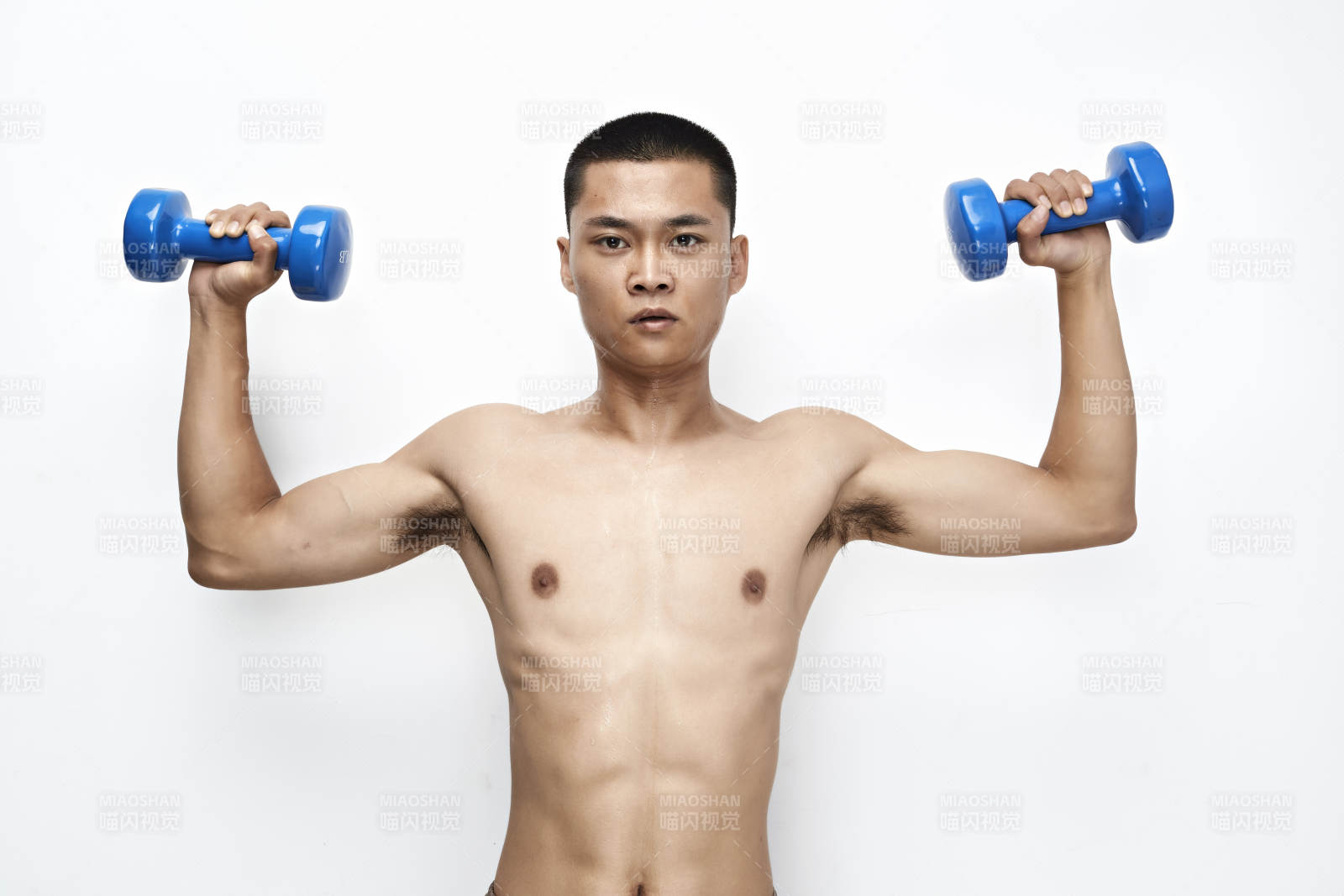 使用啞鈴進行健身鍛煉的亞洲男性