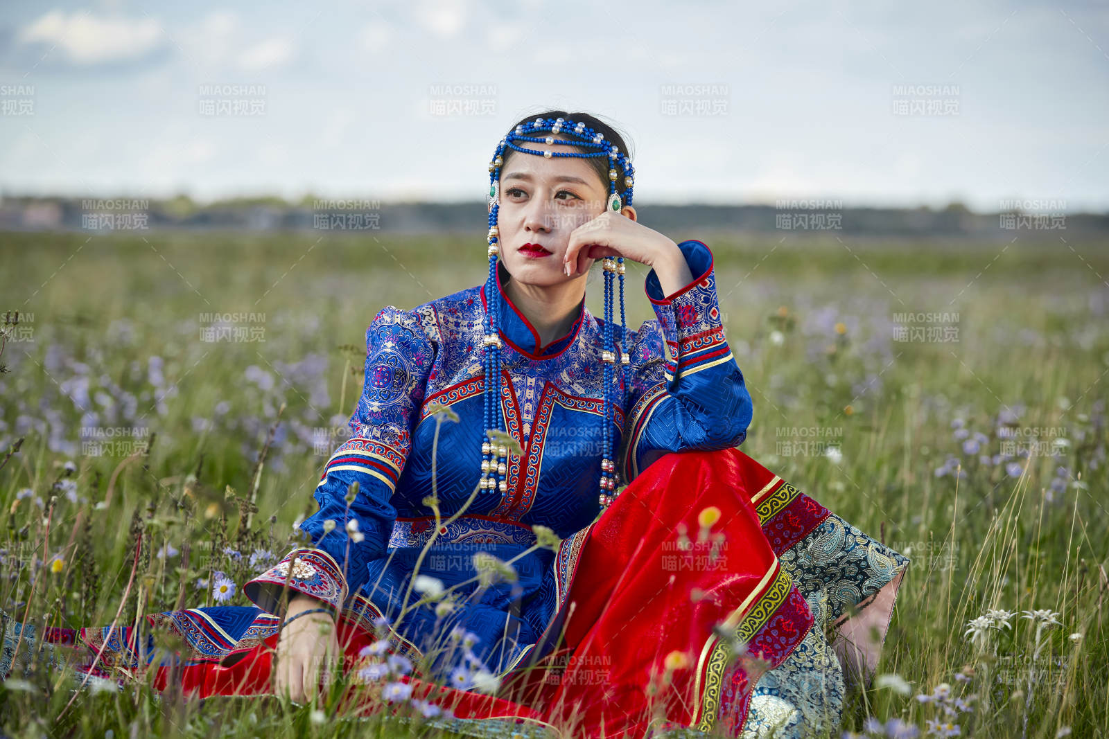 草原上身穿豪華蒙古族服飾的蒙族少女