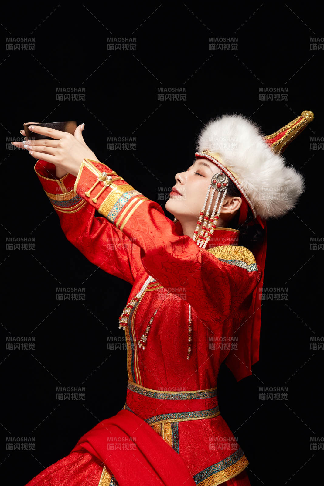 穿著蒙古族服飾的亞洲青年女性